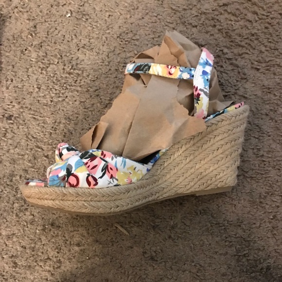 Brand new floral wedges 7.5 - Picture 5 of 5